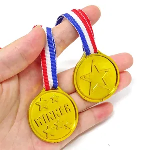 Goldene Kunststoffmedaillen mit gestreiftem Band für Kinderpartys und Sportpreise