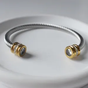 Edelstahl Kabel Armreif mit glitzernden Kristall Enden, elegante modische Damenschmuck.