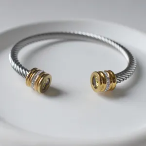 Edelstahl verdrillter Kabel Armreif mit funkelnden Strasssteinen und gelben Geburtssteinen.
