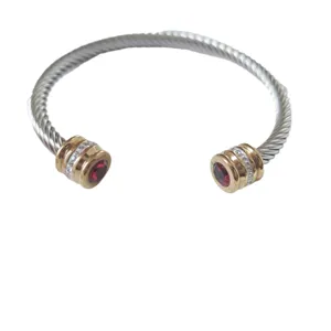 Edelstahl Kabel Armreif mit rotem Geburtsstein und funkelnden Zirkonia Steinen.