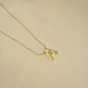 Nahaufnahme der goldenen Buchstaben A Kette mit feinen Strasssteinen und filigraner Schlangenkette.