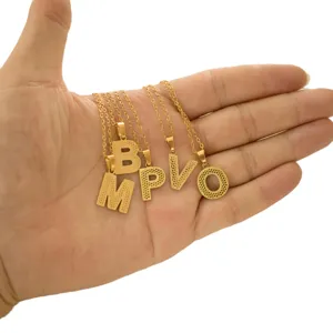 Edelstahl Gold Halskette mit Buchstaben Anhänger minimalistischer Damenschmuck Trend