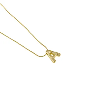 Goldfarbene Schlangenkette mit stylischem, voluminösem Buchstaben-A-Anhänger und Zirkonia.