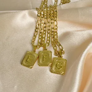 Goldfarbene Edelstahl Initialen Anhänger Halsketten mit E, F, G Buchstaben auf Figaro Ketten.