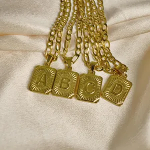 Goldene Edelstahl Halskette mit quadratischem Buchstaben-Anhänger und Figaro-Kette chic.