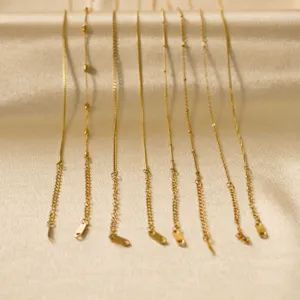 Goldener Edelstahl Halsketten Ketten Sortiment, minimalistische Box- und Perlenketten.