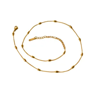 Goldene Edelstahl Halskette mit kleinen zylindrischen Perlen und praktischer Verlängerungskette.