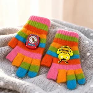 Detailansicht bunter gestreifter Kinderhandschuhe mit süßer Cartoon-Uhren-Dekoration.
