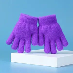 Kinderen effen kleur nep nertsbont gebreide handschoenen, warme detailweergave in de winter.
