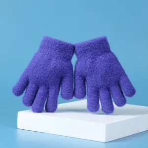 Close up detail van paarse winter gebreide handschoenen, zachte pluche, kinderen