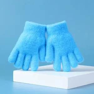 Gedetailleerd overzicht van blauwe harige gebreide kinderhandschoenen, zacht en warm.