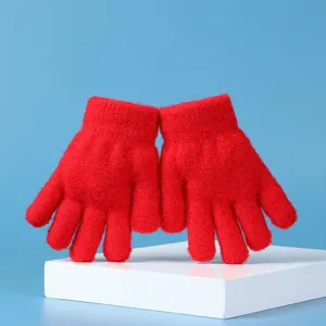 Gedetailleerde close-up van zachte rode gebreide handschoenen met vijf vingers voor kinderen.
