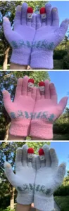 Detailopname van winterse touchscreen gebreide handschoenen met schattig sneeuwman patroon.