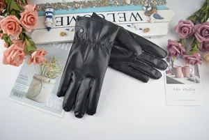 Detailansicht schwarze Lederhandschuhe für Herren, winddicht warm Plüsch gefütterte Handschuhe.