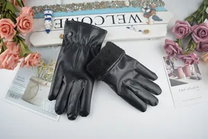 Detaillierte Ansicht der schwarzen Herren Lederhandschuhe mit weichem Plüschfutter und Knöpfen.