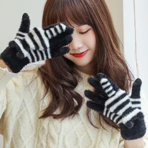 Guanti touchscreen in peluche a righe nere e bianche da donna, comodi guanti invernali caldi.