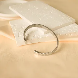 Vista dettagliata del bracciale rigido intrecciato in acciaio inossidabile argento, elegante.