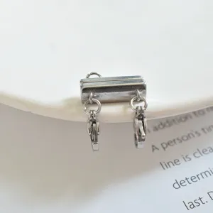 Primo piano del connettore per collana con chiusura magnetica in acciaio inossidabile argento.