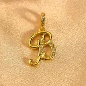 Detaillierte Makroansicht eines goldenen kunstvollen Buchstabe B Anhängers mit Zirkonia