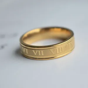 Nahaufnahme Detail des goldenen Edelstahlrings mit eingraviertem römischen Ziffern-Design.
