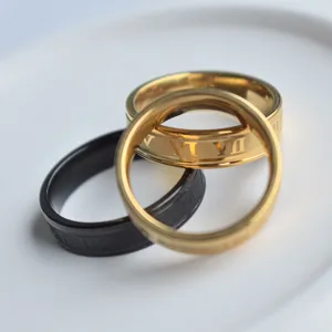 Nahaufnahme von Edelstahl Römische Ziffern Ringe in Gold und Schwarz, Hip-Hop Stil.
