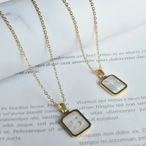 Elegante goldene Titanstahl quadratische Muschel Buchstaben Anhänger Halskette für Damen.