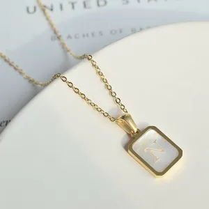 Detailansicht einer goldenen Titanstahl-Halskette mit rechteckigem Perlmutt-Anhänger.