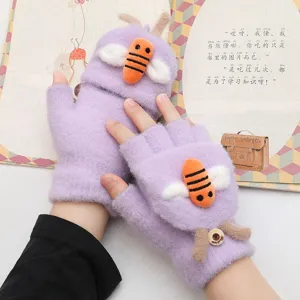 Detailansicht lila süßer Strick-Halbfingerhandschuhe mit Plüschbiene und Klappdeckel.
