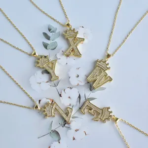 Collier lettre couronne strass doré, élégant pendentif initiale cristal bijoux femme.