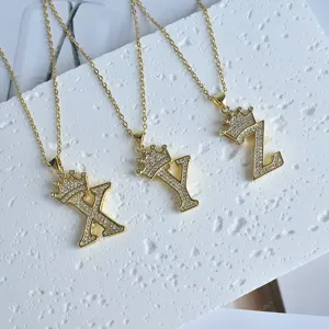 Vue détaillée des colliers pendentifs lettre couronne dorée X Y Z strass bijoux de mode.