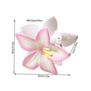 Vue détaillée d'une pince à cheveux plumeria rose avec dimensions et poids précisés
