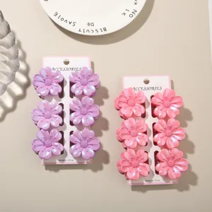 Nahaufnahme von 4 cm glänzenden Blumen-Haarklammern in Pink und zarten Lila-Tönen