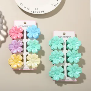 Detailansicht von 4 cm großen, glänzenden, blumenförmigen Haarklammern in Pastellfarben