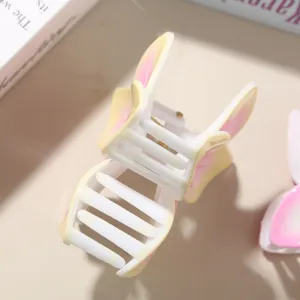 Vue détaillée montrant les dents et les pétales dégradés d'une pince à cheveux frangipanier jaune