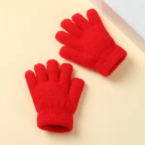 Gedetailleerde close-up van rode gebreide handschoenen met vijf vingers voor kinderen.