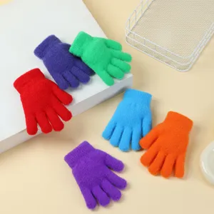 Kinderen eenvoudige effen gebreide vijfvingerige warme handschoenen winter hoofdaanzicht