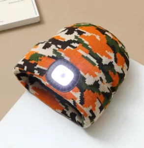 Unisex LED gebreide muts met licht, warme winter camouflage muts voor buitenactiviteiten.