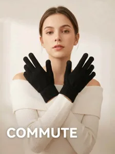 Schwarze Strick-Touchscreen-Handschuhe, Detailansicht fuer warme Outdoorausfluege.