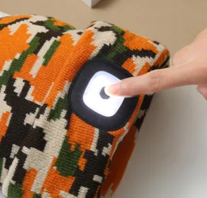 Gedetailleerd overzicht van warme gebreide muts met geïntegreerd LED-licht voor buiten.