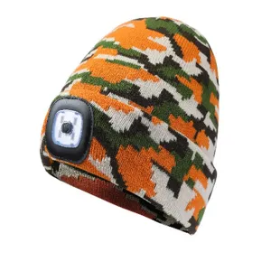 Gedetailleerd overzicht van de LED gebreide muts met camouflagemotief en ingebouwde lamp.