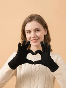 Detailansicht schwarzer Touchscreen-Strickhandschuhe, weich, warm für Winter Radfahren.