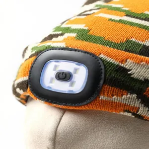 Detailopname van een warme gebreide muts met ingebouwde LED-koplamp voor buitenactiviteiten.