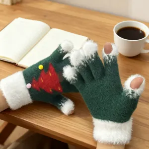 Guanti lavorati a maglia senza dita con albero di Natale dettaglio su tavolo legno.