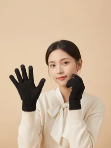 Detailaufnahme von Winter-Touchscreen-Strickhandschuhen mit praktischem Klappdesign, warm.