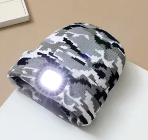 Grijze camouflage gebreide muts met geïntegreerd LED-licht voor warme winterdagen.
