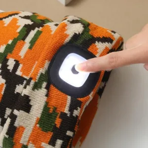 Winter gebreide muts met geïntegreerd LED licht, warme comfortabele pet voor buitenactiviteiten.