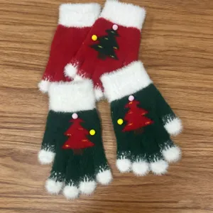 Simpatici guanti in maglia natalizi con polsini in peluche e motivo albero per inverno.