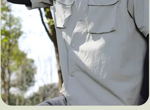 Detailopname van lichte outdooroverhemdstof, dubbele borstzakken en handige drukknoppen.