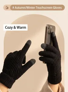 Detailansicht schwarzer Strick-Touchscreen-Handschuhe mit warmem Muster und leitfähigen Fingerspitzen.