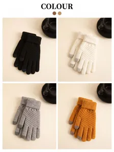 Nahaufnahme von Winter Strick-Touchscreen-Handschuhen mit weichem Stoff und Fingerspitzen.